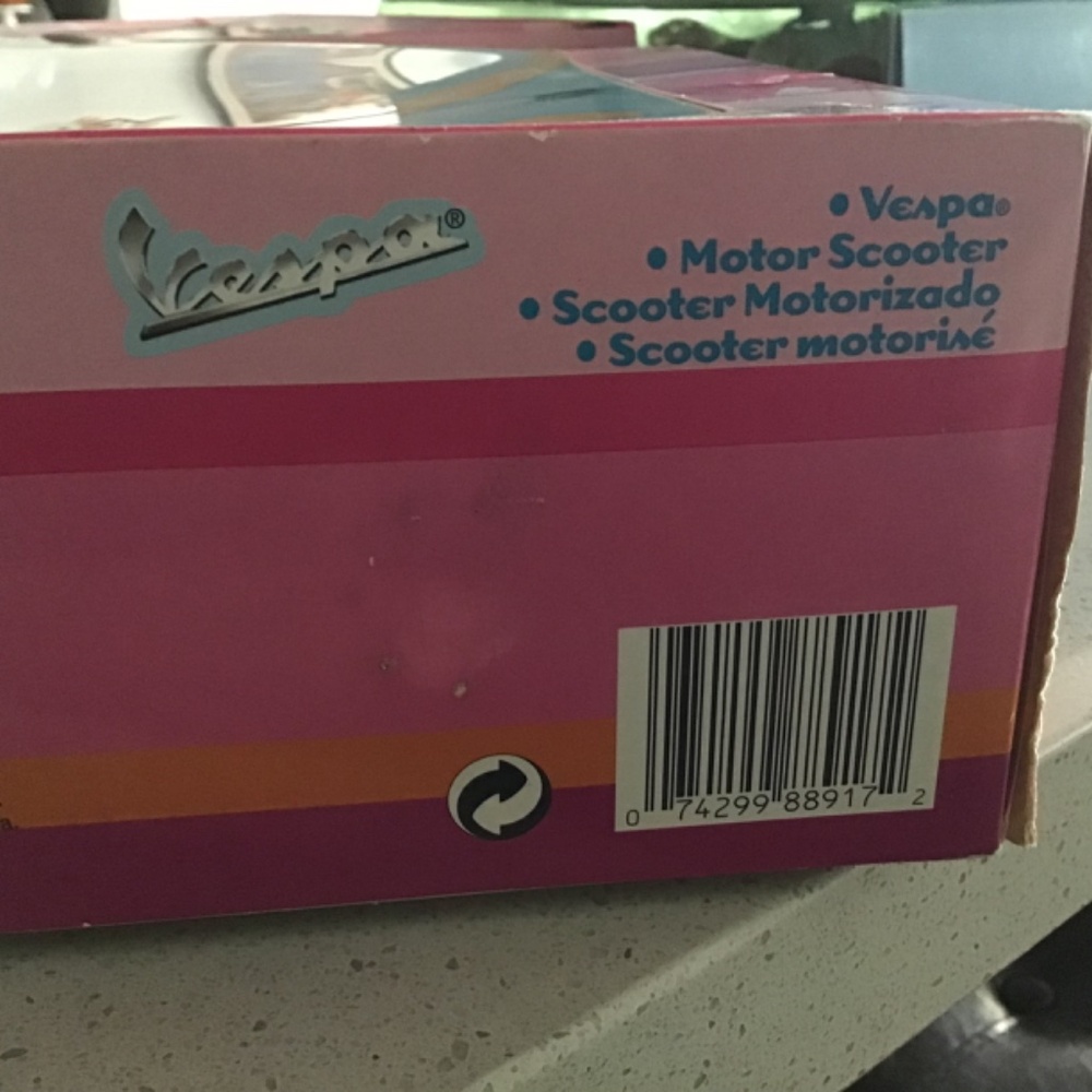 Barbie Vespa toy scooter - Picture 4 of 4